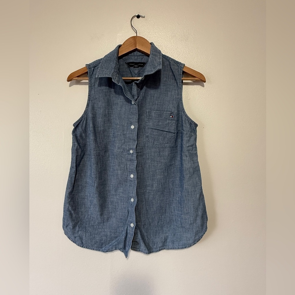 Tommy Hilfiger Sleeveless Chambray Button-Down Shirt in Blue